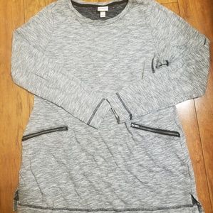Gray long sleeve shirt